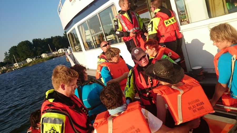 grote-oefening-op-rondvaartboot-rederij-randmeer-6