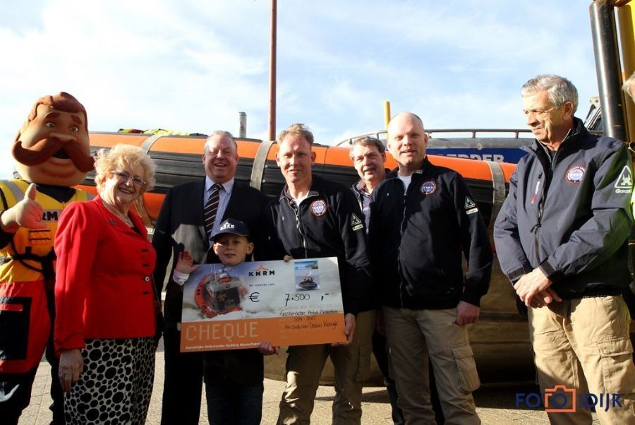 hotel-noordzee-overhandigt-cheque-aan-knrm-station-katwijk-1
