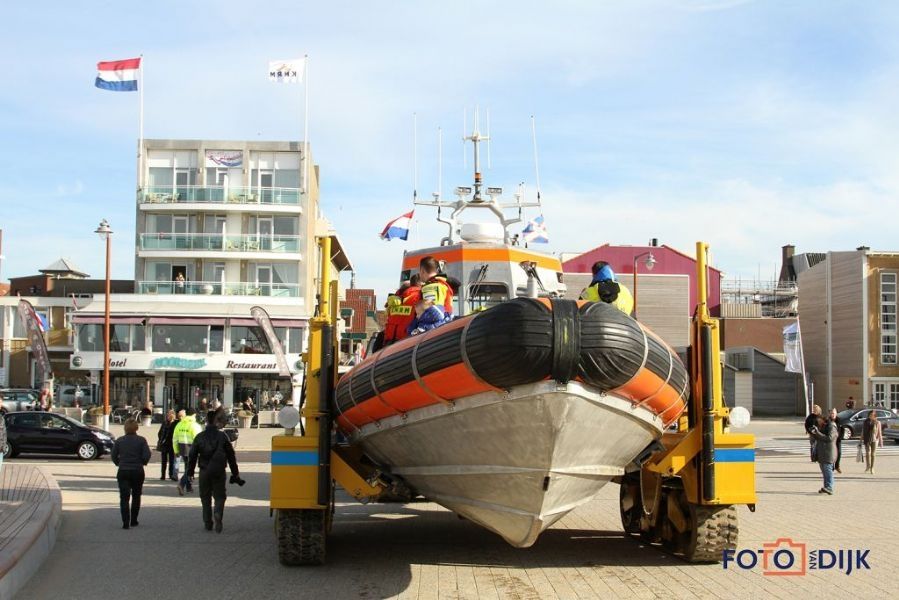 hotel-noordzee-overhandigt-cheque-aan-knrm-station-katwijk-3