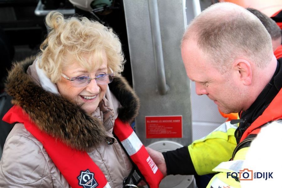 hotel-noordzee-overhandigt-cheque-aan-knrm-station-katwijk-4