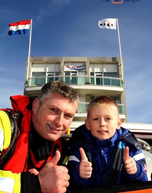 hotel-noordzee-overhandigt-cheque-aan-knrm-station-katwijk-6