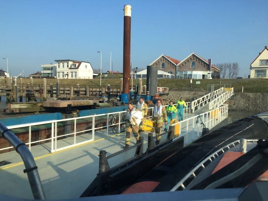 inzet-met-ambulance-en-brandweer-voor-medisch-noodgeval-zeeschip-1
