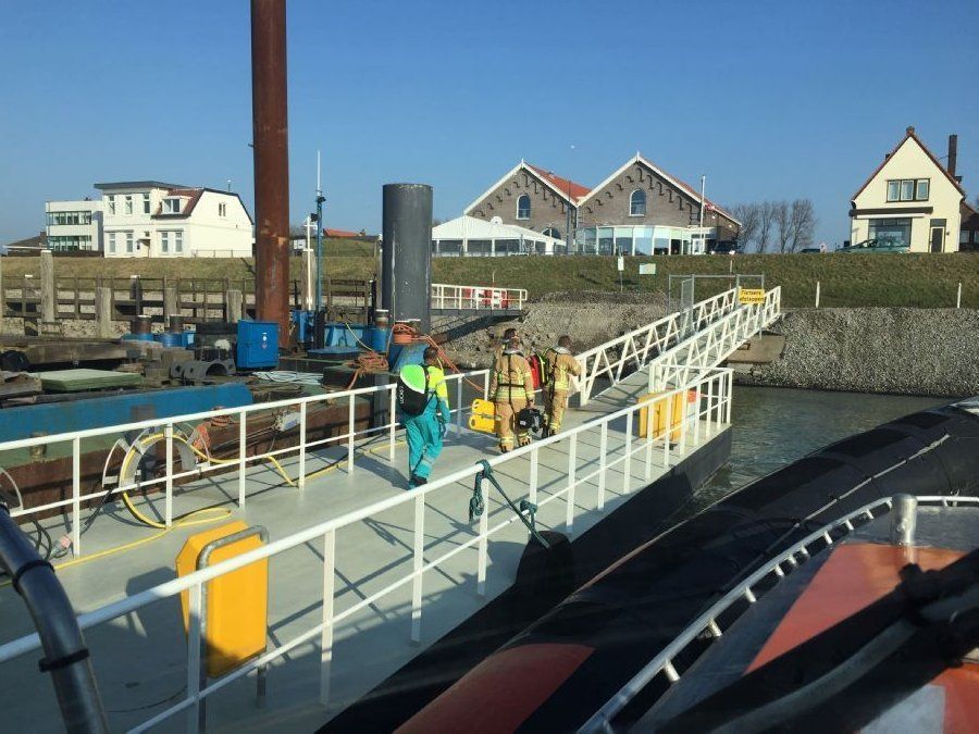 inzet-met-ambulance-en-brandweer-voor-medisch-noodgeval-zeeschip-5