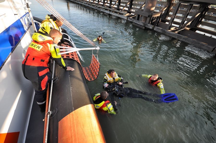 knrm-hansweert-redt-duiker-tijdens-oefening-2