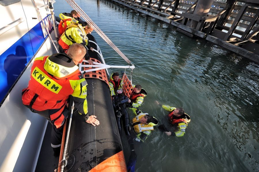 knrm-hansweert-redt-duiker-tijdens-oefening-3