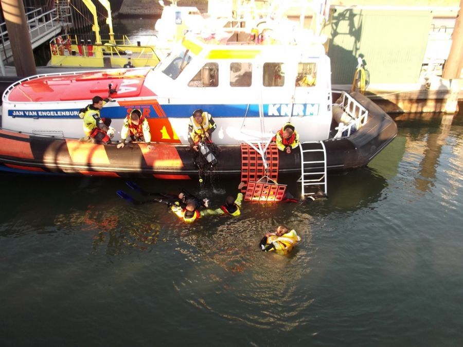 knrm-hansweert-redt-duiker-tijdens-oefening-5