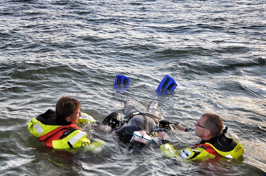 knrm-hansweert-redt-duiker-tijdens-oefening-6