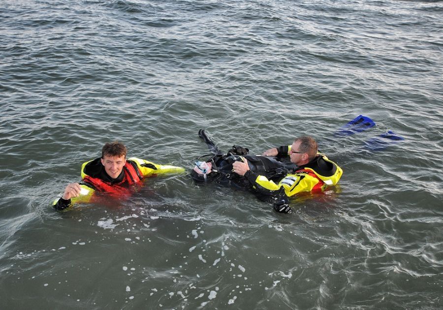 knrm-hansweert-redt-duiker-tijdens-oefening-8