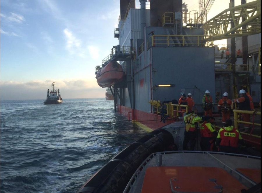 man-geevacueerd-van-werkeiland-2