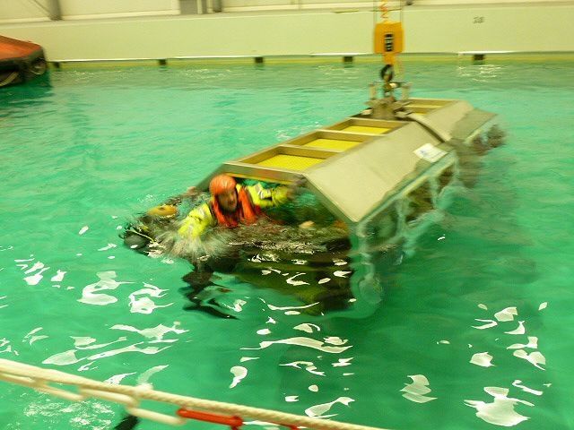 ontsnappingstraining-omgeslagen-reddingboot-2