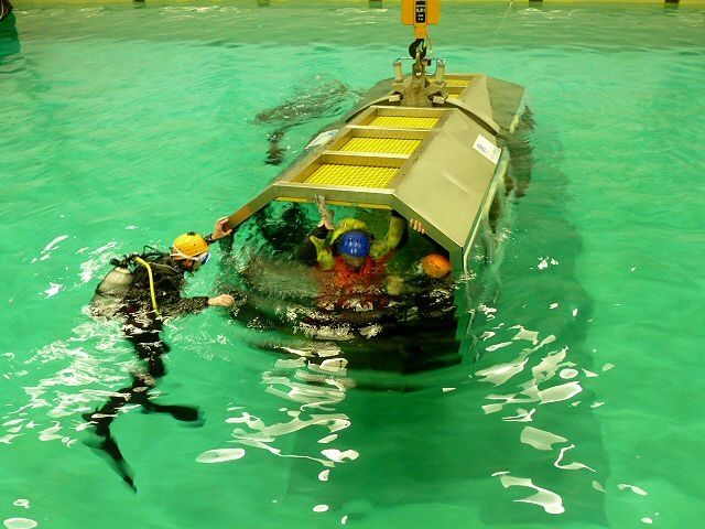 ontsnappingstraining-omgeslagen-reddingboot-3
