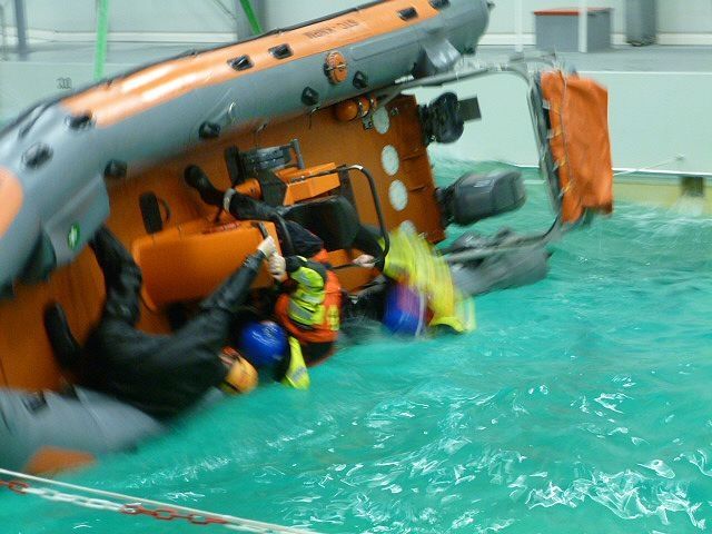 ontsnappingstraining-omgeslagen-reddingboot-4