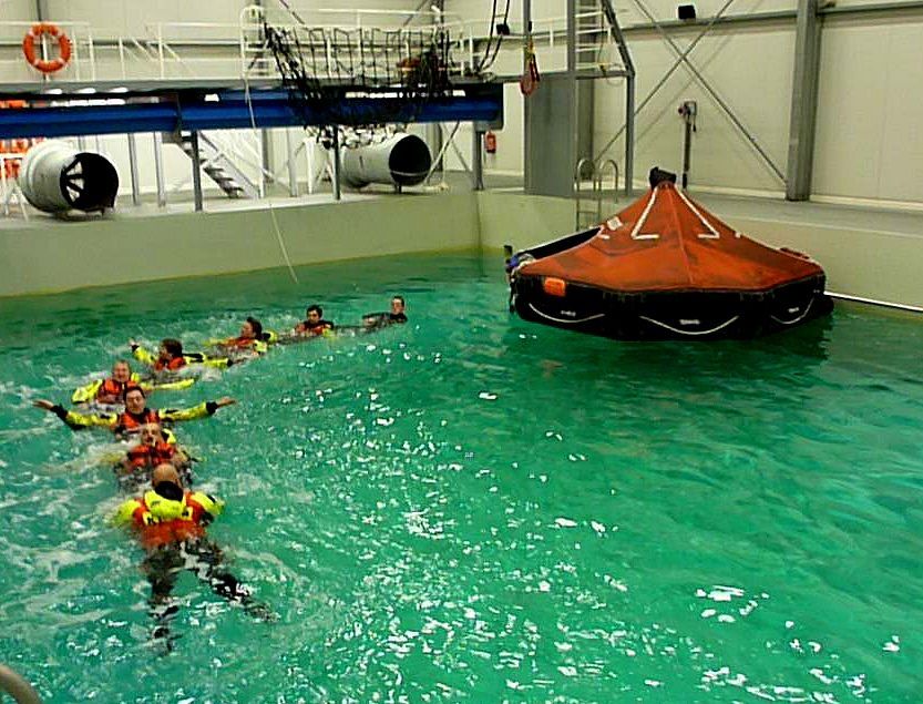 ontsnappingstraining-omgeslagen-reddingboot-5