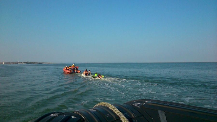 rubberbootje-met-5-personen-en-een-hond-van-het-wad-gehaald-1