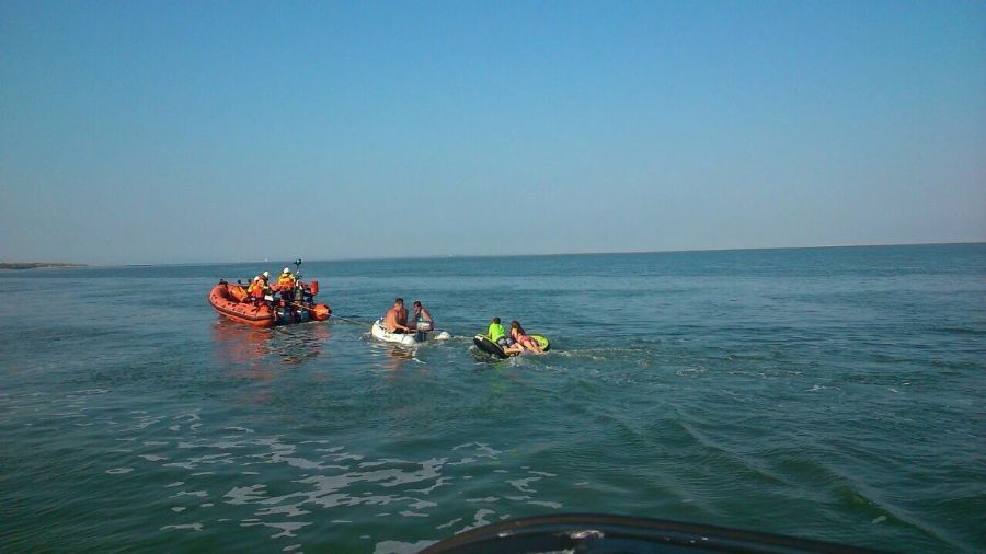 rubberbootje-met-5-personen-en-een-hond-van-het-wad-gehaald-2