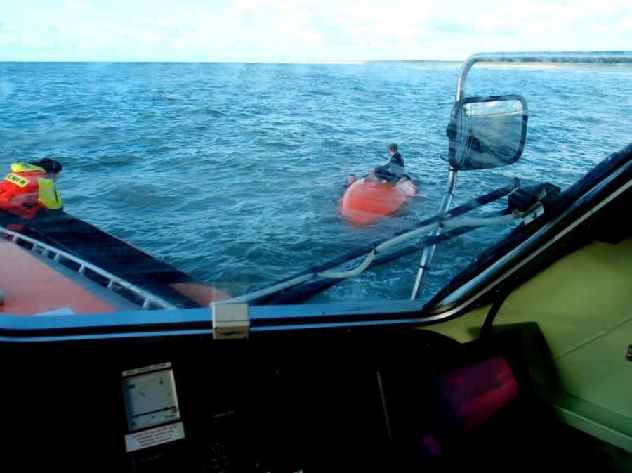 sloep-ondersteboven-op-zee-2