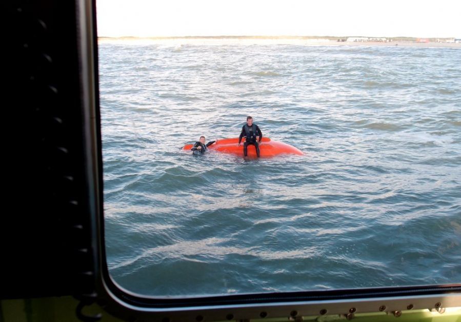 sloep-ondersteboven-op-zee-3