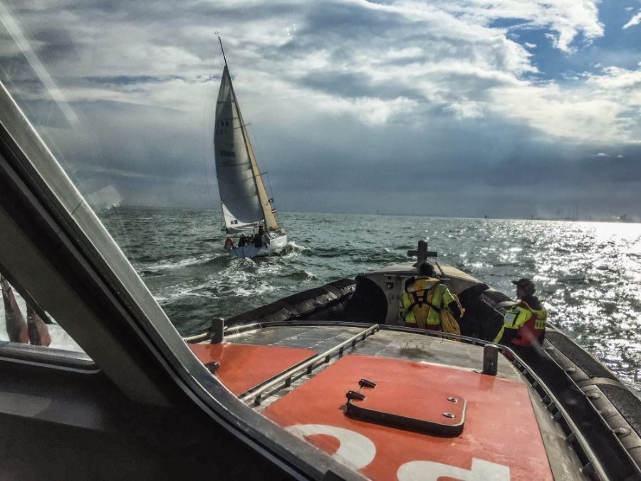 zeiljacht-uit-maasgeul-begeleid-naar-berghaven-1