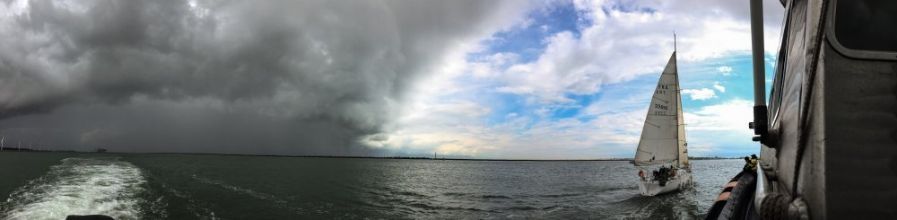 zeiljacht-uit-maasgeul-begeleid-naar-berghaven-2
