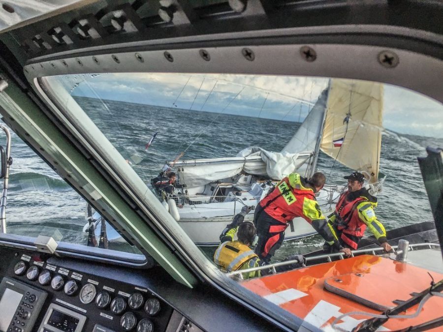 zeiljacht-uit-maasgeul-begeleid-naar-berghaven-3