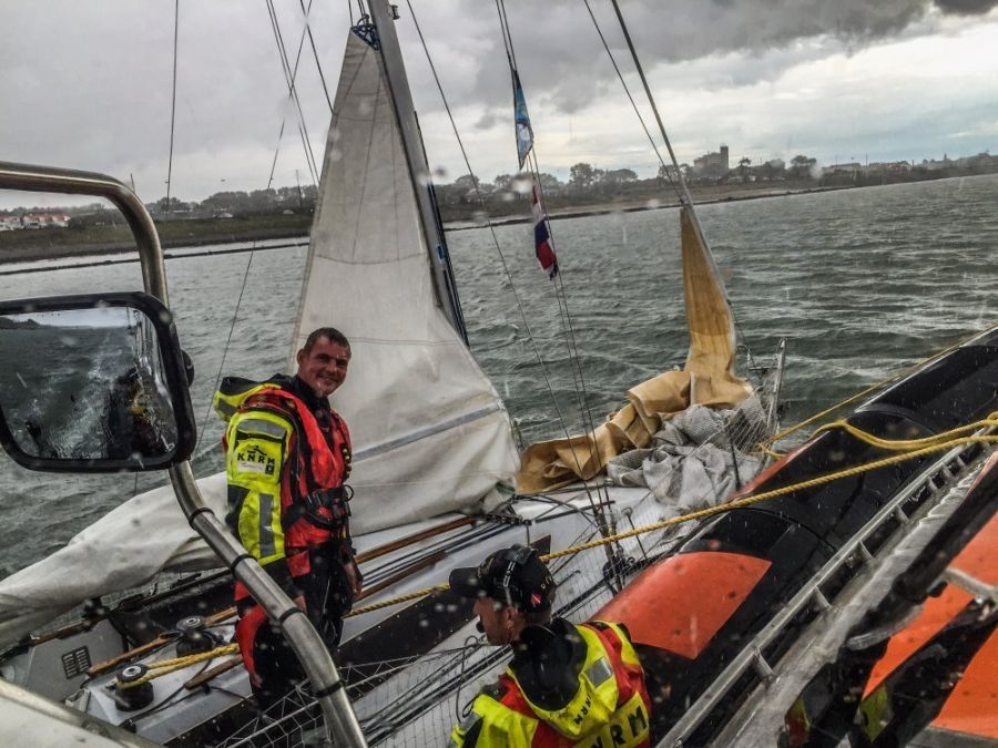 zeiljacht-uit-maasgeul-begeleid-naar-berghaven-4