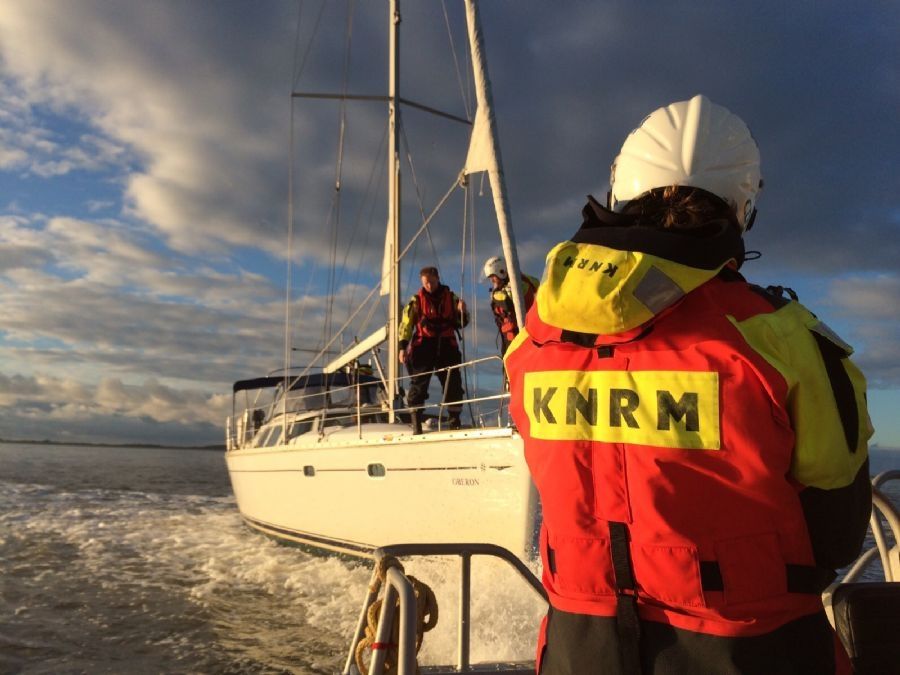 zeiljacht-vastgelopen-op-waddenzee-bij-texel-1