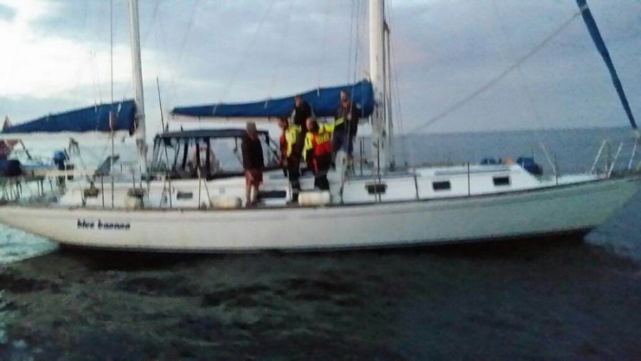 zeiljacht-zonder-wind-en-motor-uit-maasgeul-gesleept-1