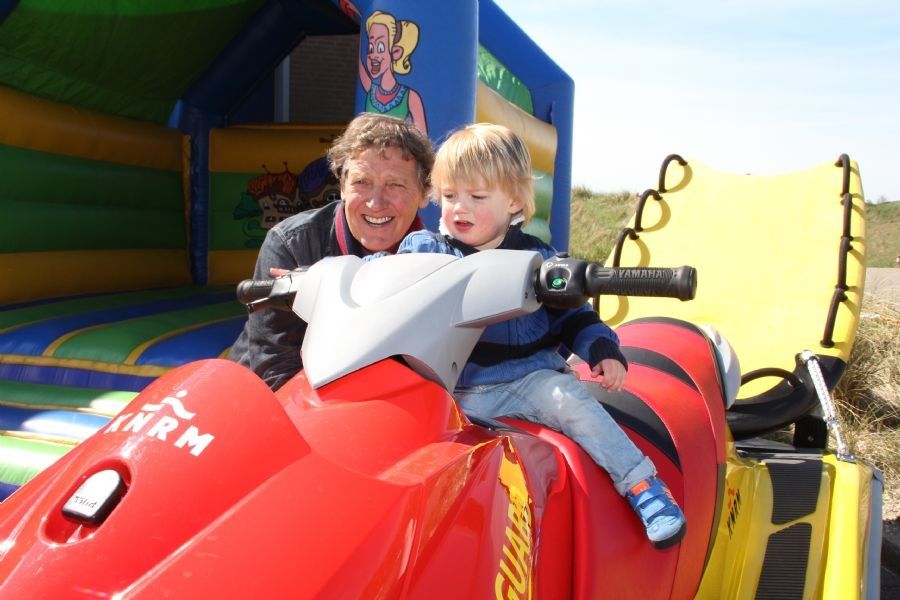 zonnige-reddingbootdag-brengt-veel-donateurs-op-de-been-11