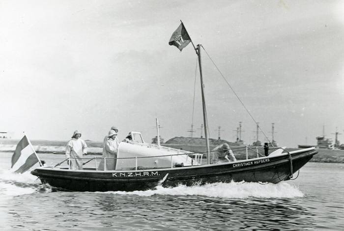 In 1957 vaart de gloednieuwe reddingvlet Christiaen Huygens de haven van Den Helder binnen.
