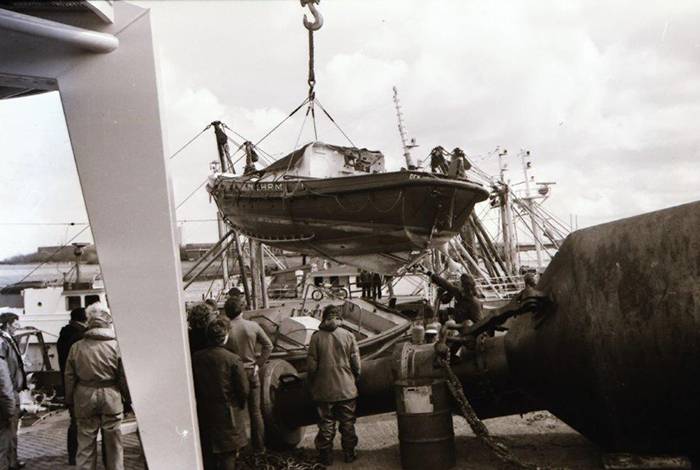 De zwaar beschadigde reddingvlet wordt na het ongeluk aan de wal gehesen. De vlet werd verkocht aan de scheepsbouwer Verhoef, die de boot herstelde en in 2025 overdroeg aan het Reddingmuseum.