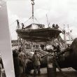 De zwaar beschadigde reddingvlet wordt na het ongeluk aan de wal gehesen. De vlet werd verkocht aan de scheepsbouwer Verhoef, die de boot herstelde en in 2025 overdroeg aan het Reddingmuseum.