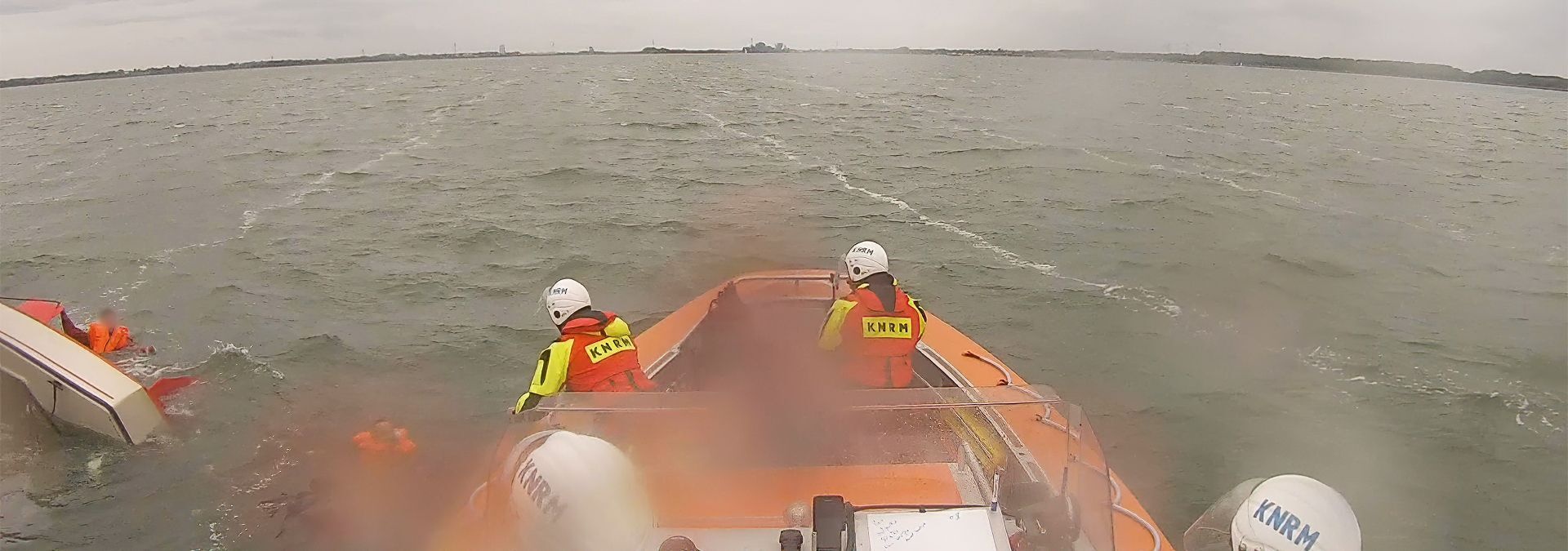 Vader en zoon gered uit Veluwemeer