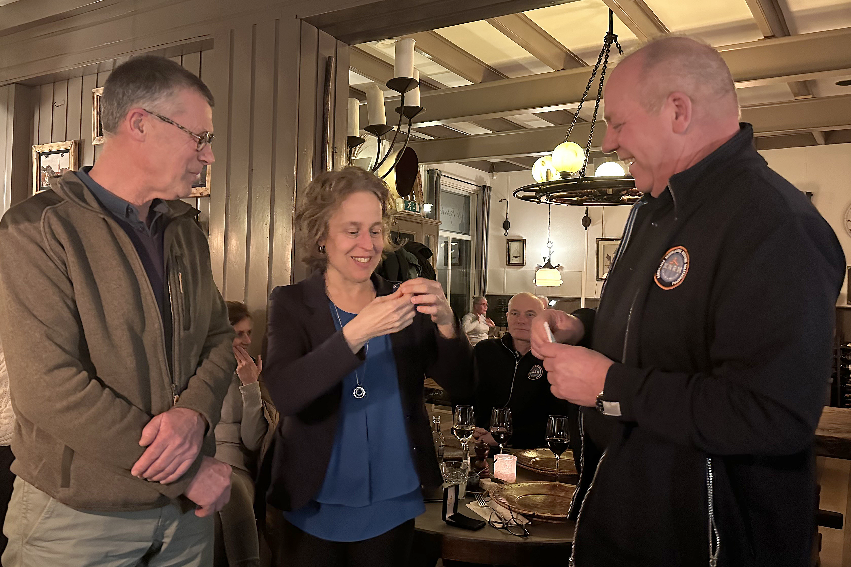 Lovende woorden tijdens bemanningsdiner