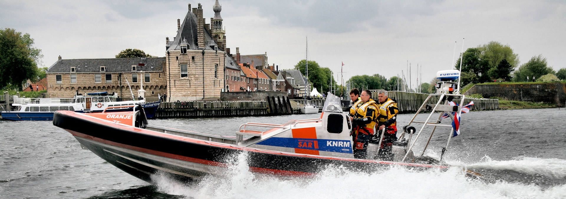 Aan de grond. KNRM helpt